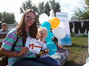 Сеть клиник Здоровье на семейном пикнике под открытым небом